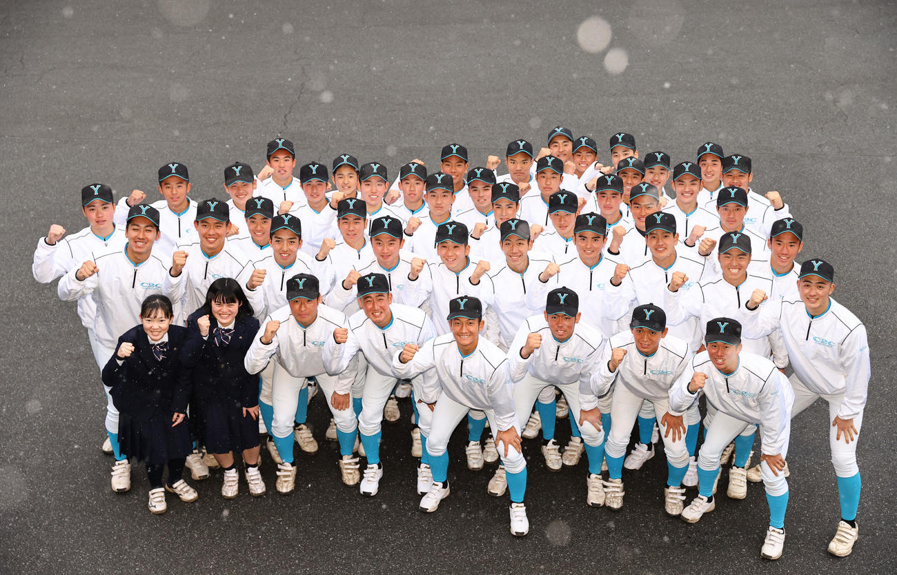 センバツ出場を決め雪が舞う校舎でガッツポーズする山梨学院ナイン（撮影・垰建太）