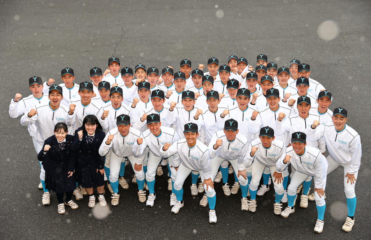 センバツ出場を決め雪が舞う校舎でガッツポーズする山梨学院ナイン（撮影・垰建太）