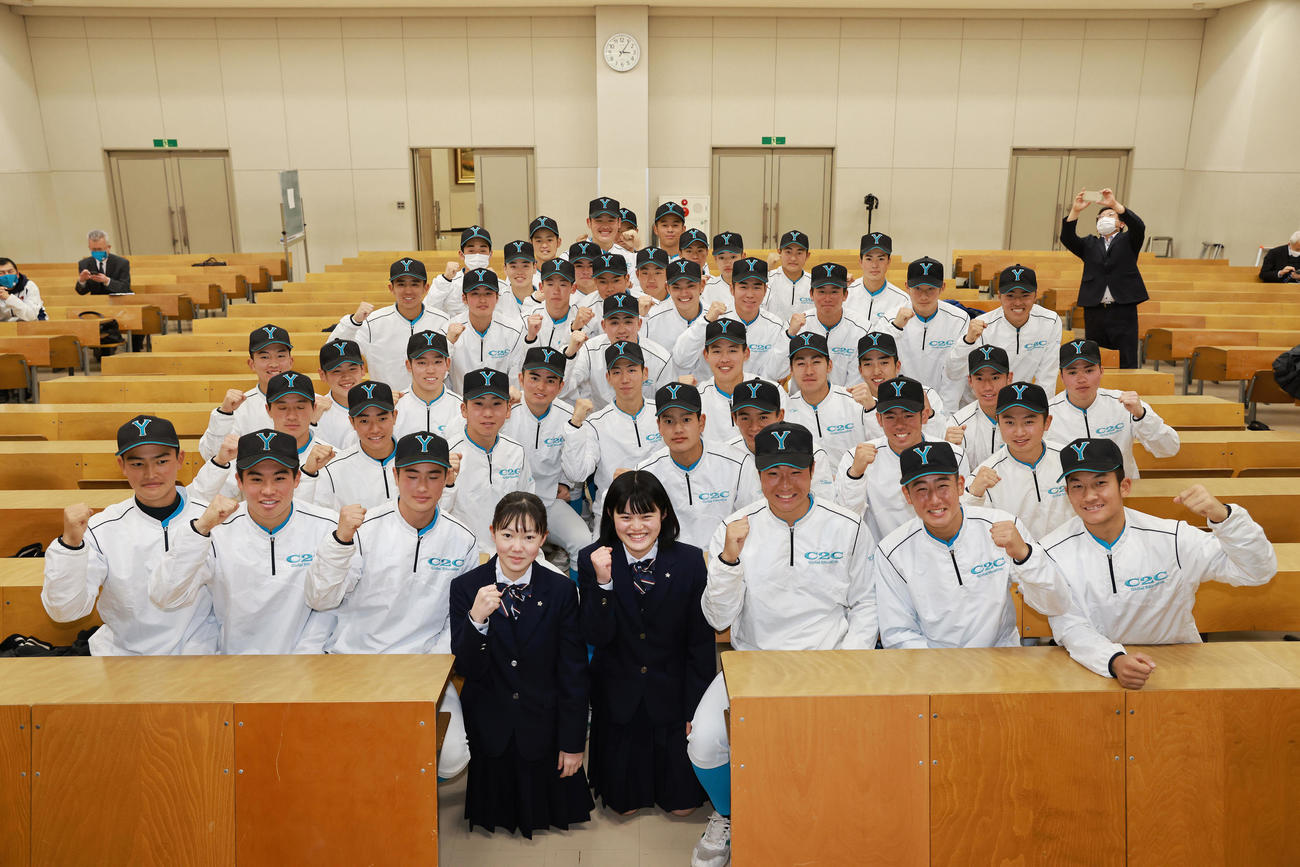センバツ出場を決め歓喜の山梨学院ナイン（撮影・垰建太）