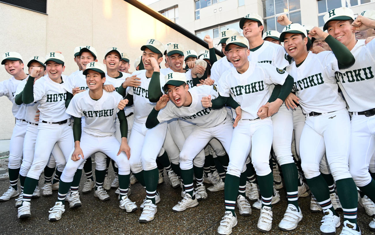 センバツ出場が決まり喜ぶ報徳学園ナイン（撮影・前岡正明）