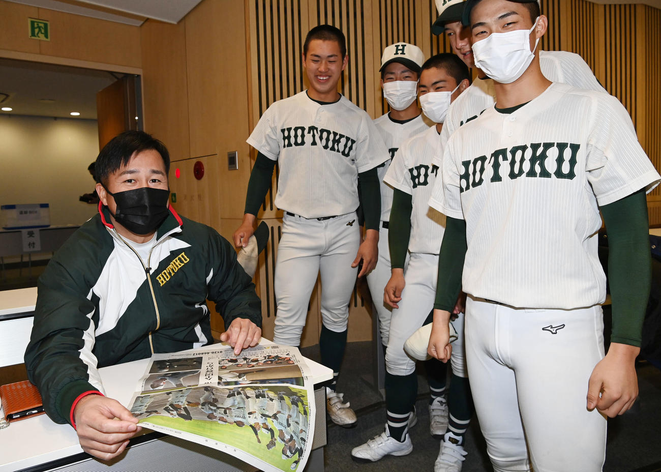 報徳学園の選抜出場が決まりナインと話す葛城コーチ（撮影・前岡正明）