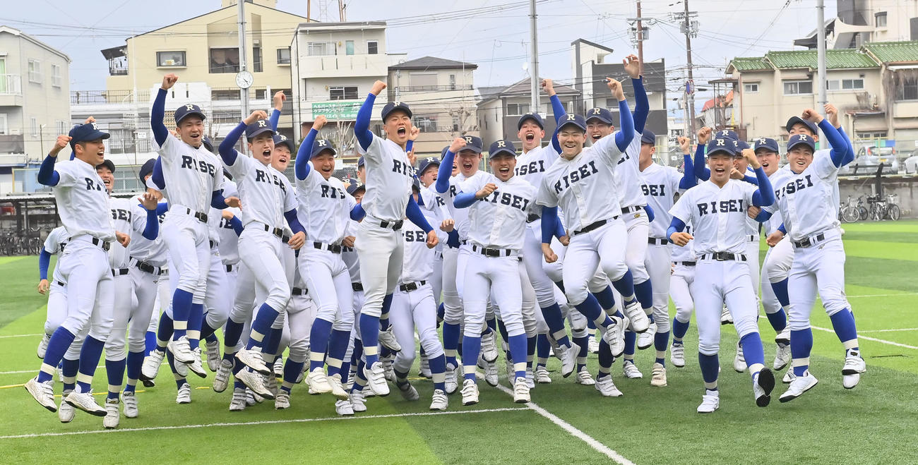センバツ出場を決め全身で喜びを表す履正社ナイン（撮影・和賀正仁）