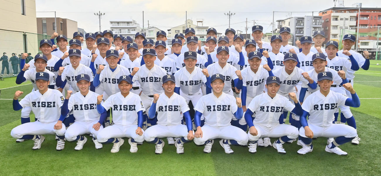 センバツ出場を決めガッツポーズする履正社ナイン（撮影・和賀正仁）