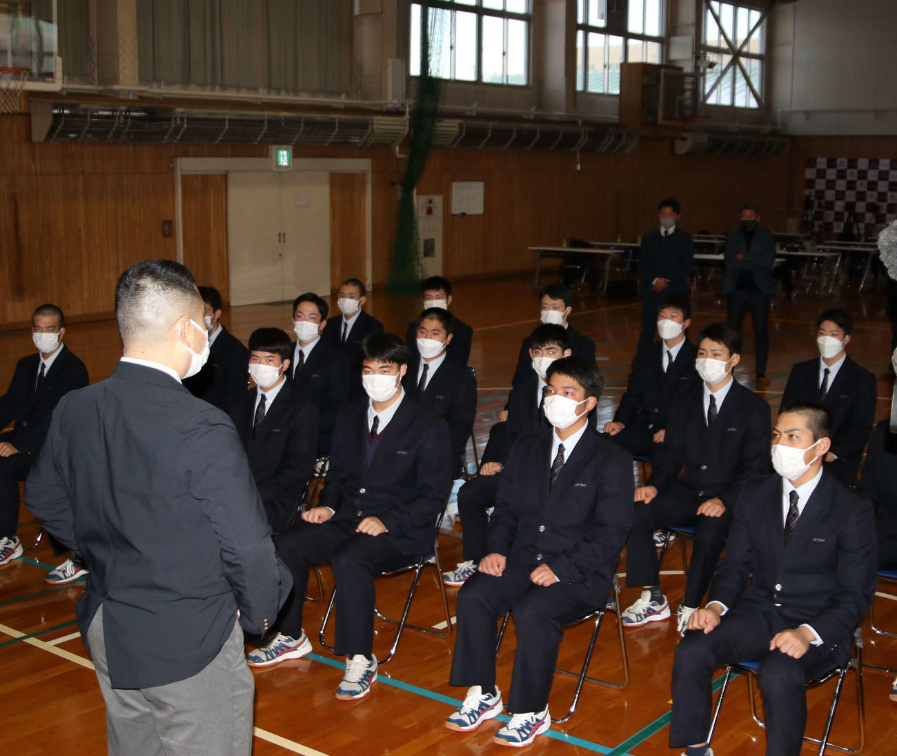 21世紀枠から落選し、本間監督（左手前）の話に耳を傾ける稚内大谷ナイン（撮影・山崎純一）