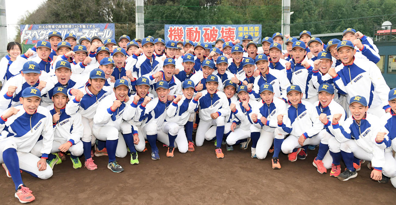 センバツ出場を決め喜ぶ高崎健康福祉大高崎の選手たち（撮影・たえ見朱実）