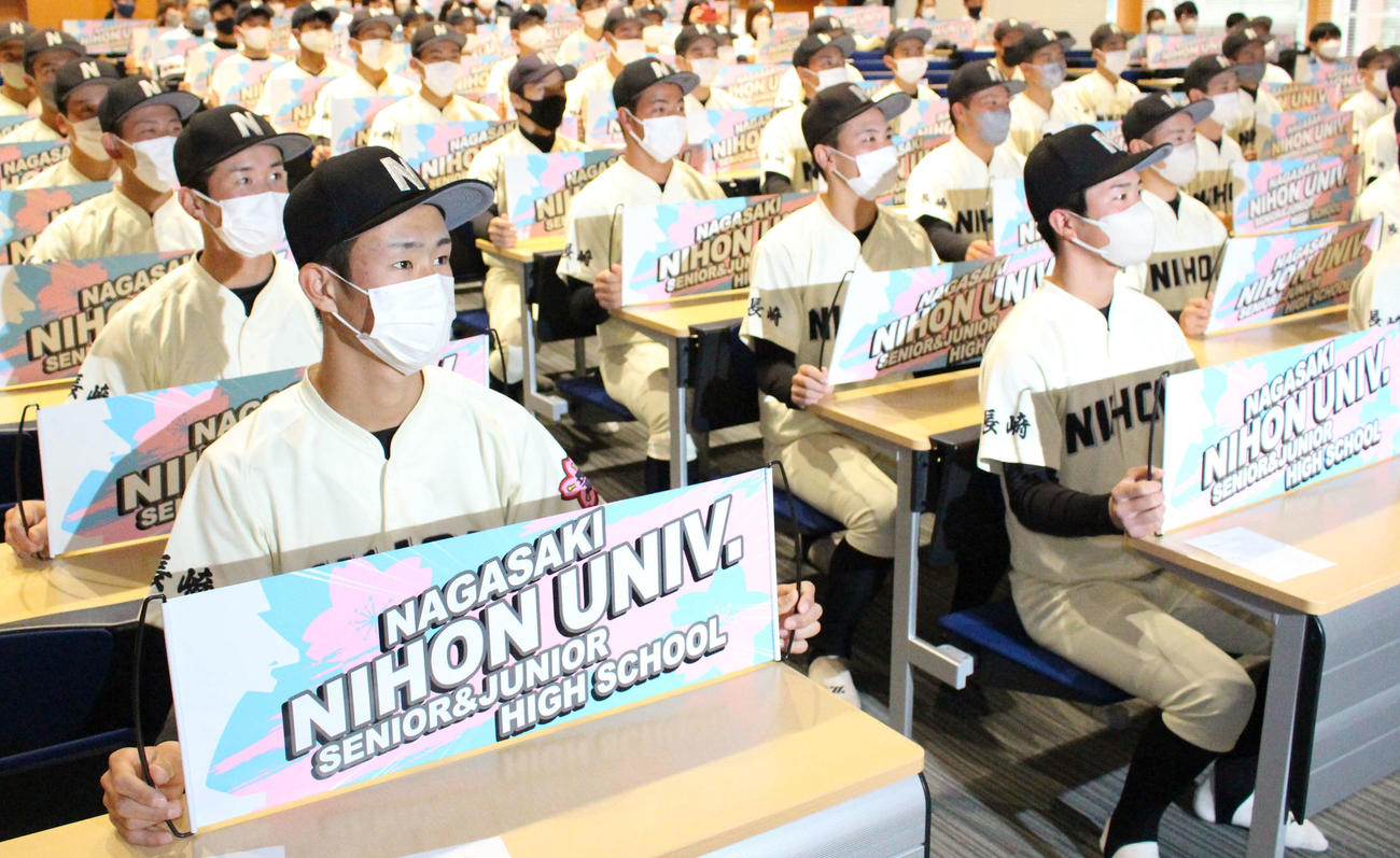 センバツ出場を決めて、応援バナーを掲げて歓喜する長崎日大の選手たち（撮影・菊川光一）