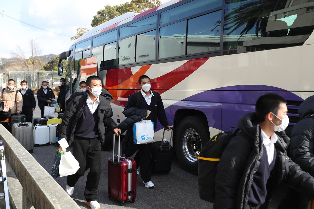 修学旅行から学校へ帰り着く光ナイン（撮影・屋方直哉）