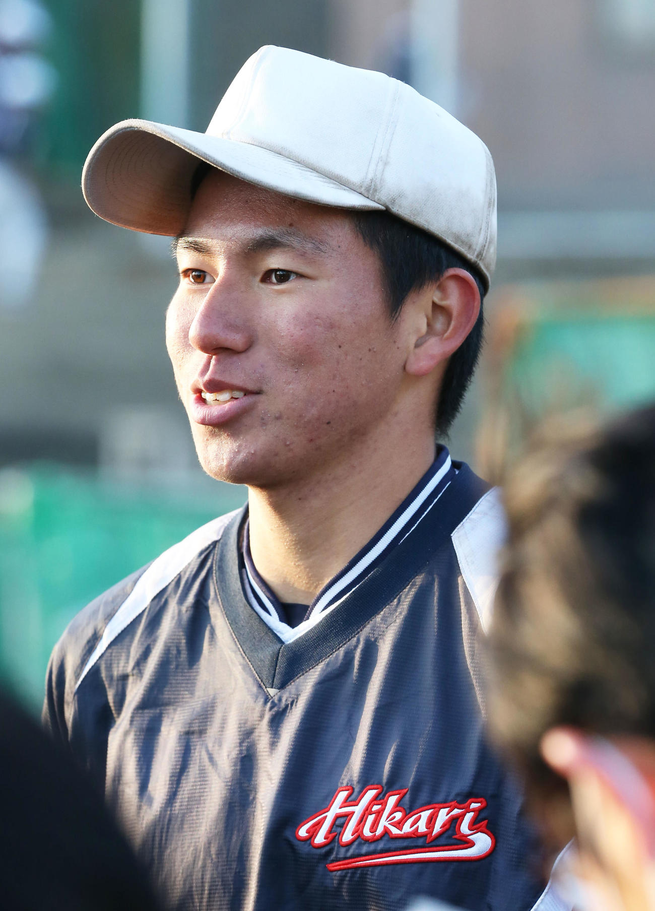 初のセンバツ出場が決まり、笑顔で取材に応じる主将の升田（撮影・屋方直哉）