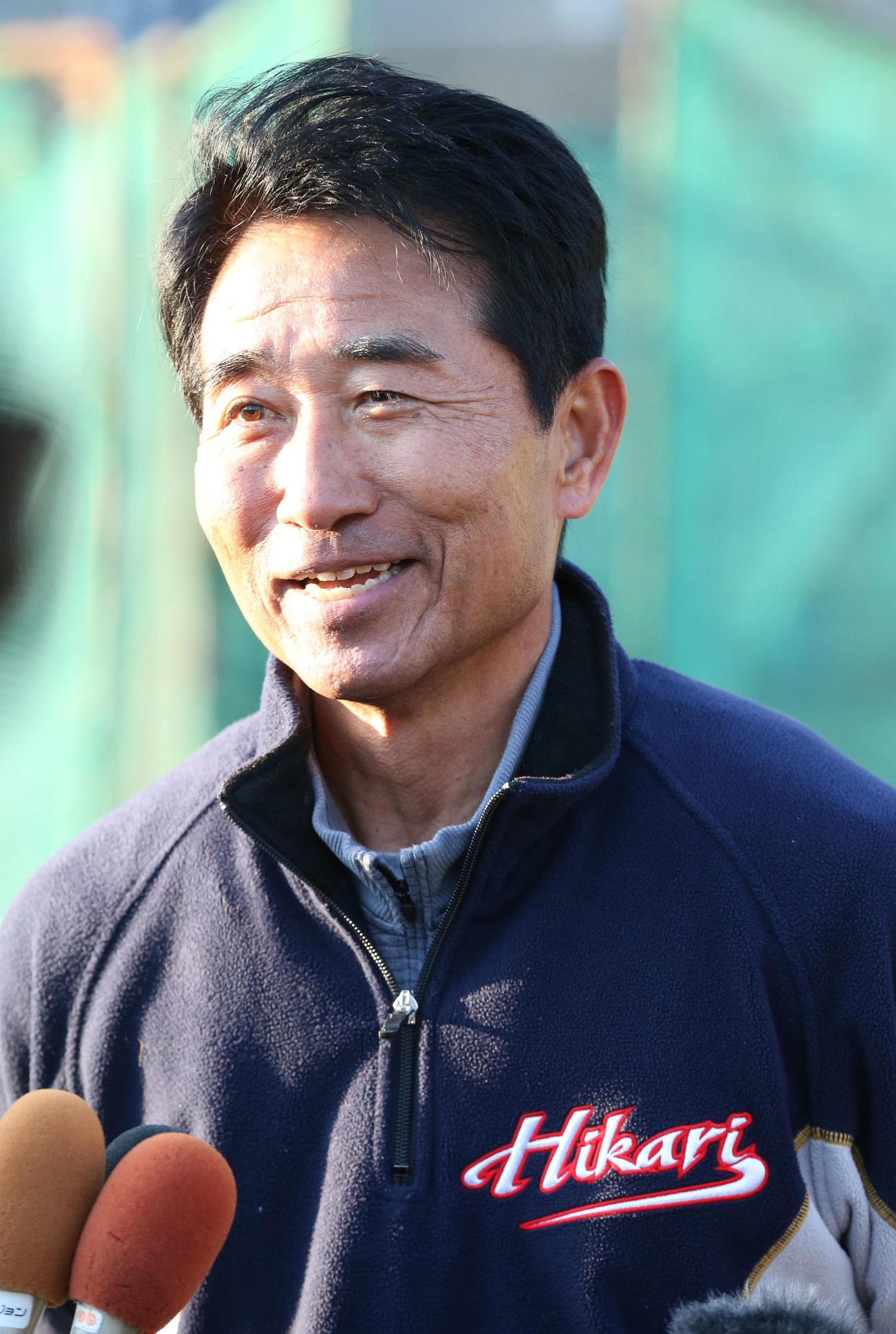 初のセンバツ出場が決まり、笑顔で取材に応じる宮秋監督（撮影・屋方直哉）