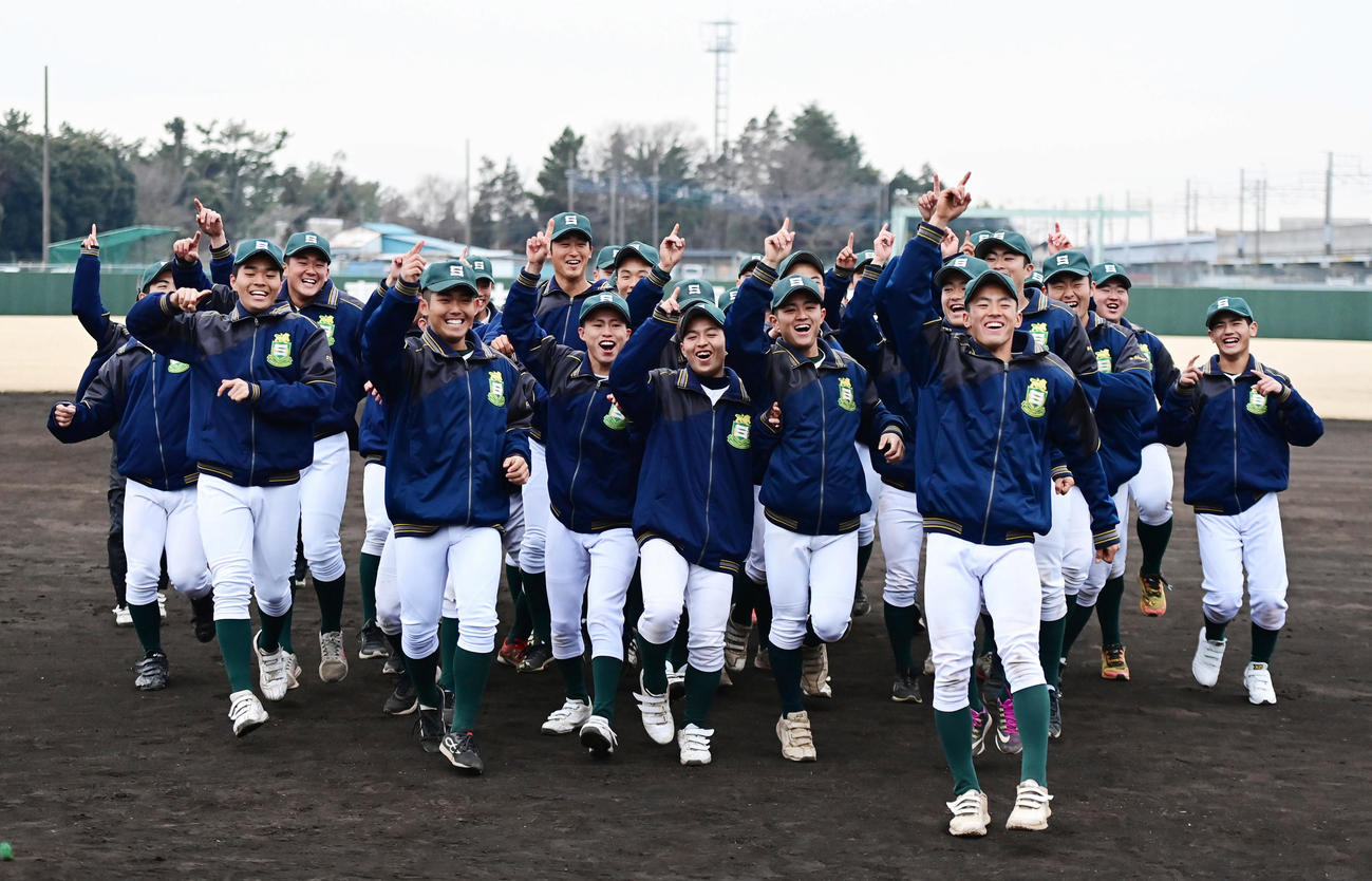センバツ出場が決まり喜びを爆発させる専大松戸ナイン（撮影・小沢裕）