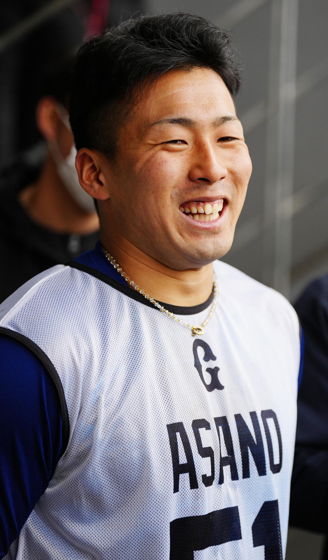 新人合同自主トレ後、取材に応じ、笑顔を見せる巨人ドラフト1位の浅野（撮影・江口和貴）