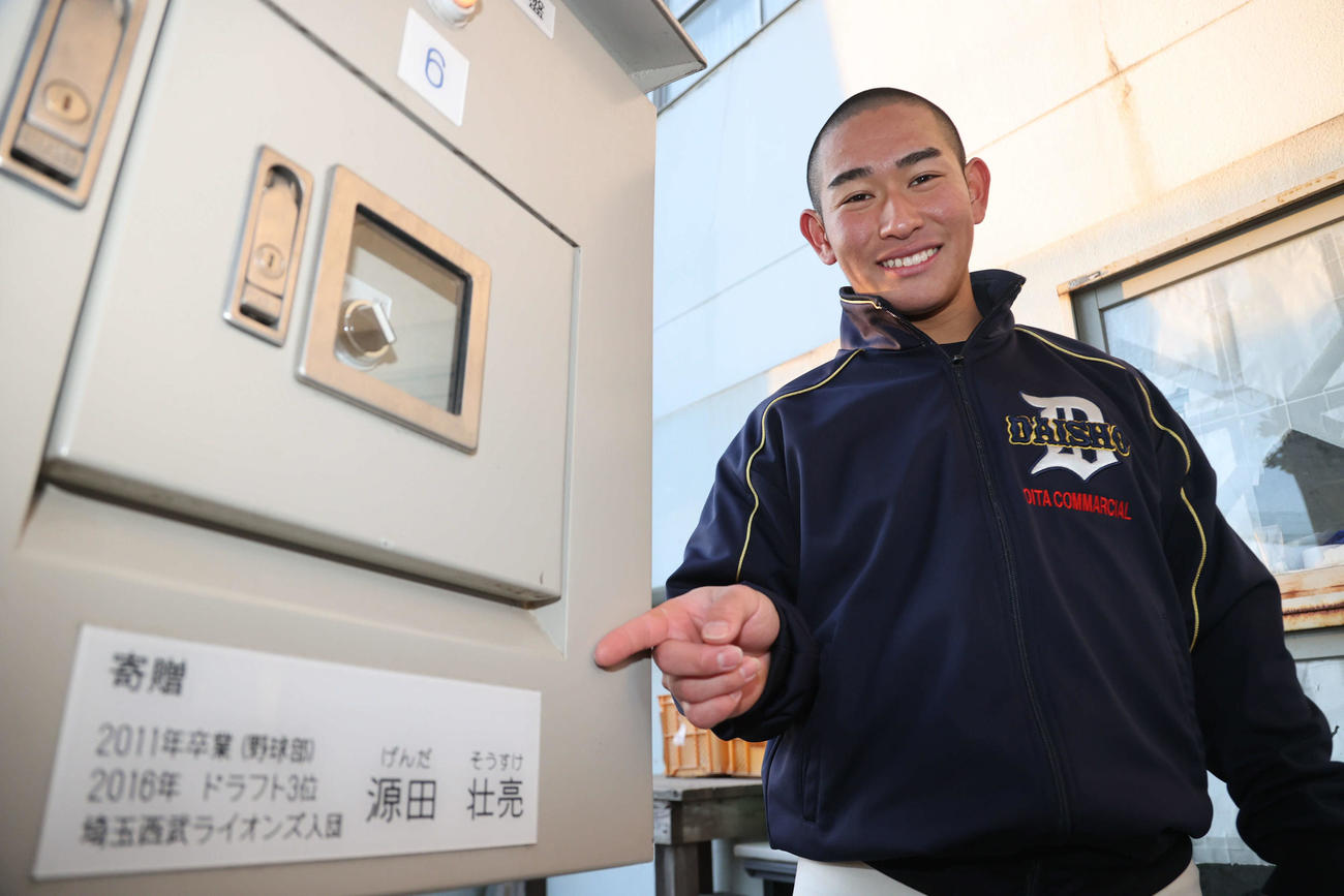 卒業生の西武源田が贈った「源田さんライト」。スイッチの前で笑顔を見せる大道主将（撮影・梅根麻紀）