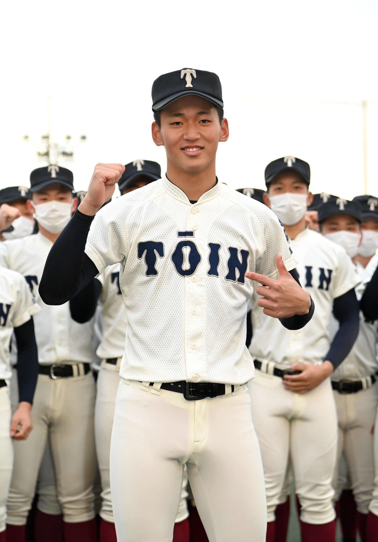 センバツ出場が決まり、ガッツポーズをする大阪桐蔭・前田（撮影・石井愛子）
