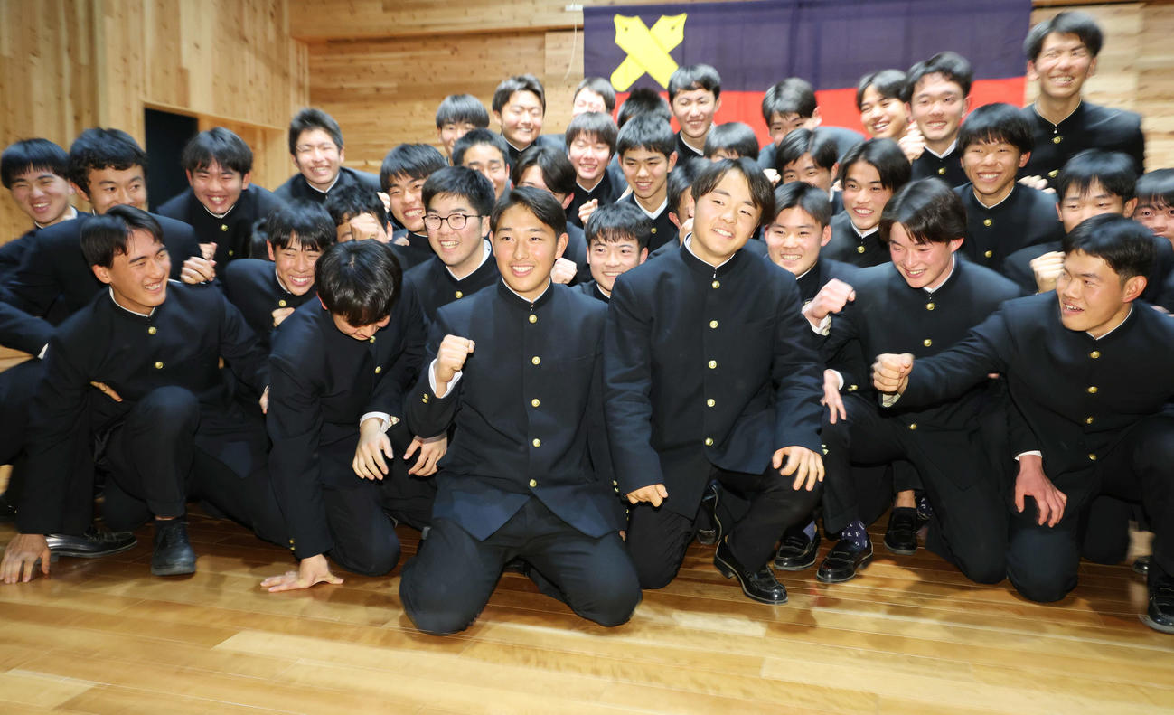 センバツ出場が決まり喜びがあふれる慶応・清原（手前中央左）ら選手たち（撮影・宮地輝）