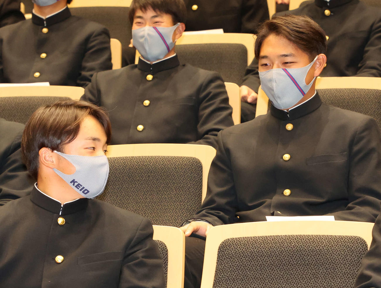 センバツ出場が決まり笑顔を見せる慶応・大村主将（左）と清原（右）（撮影・宮地輝）