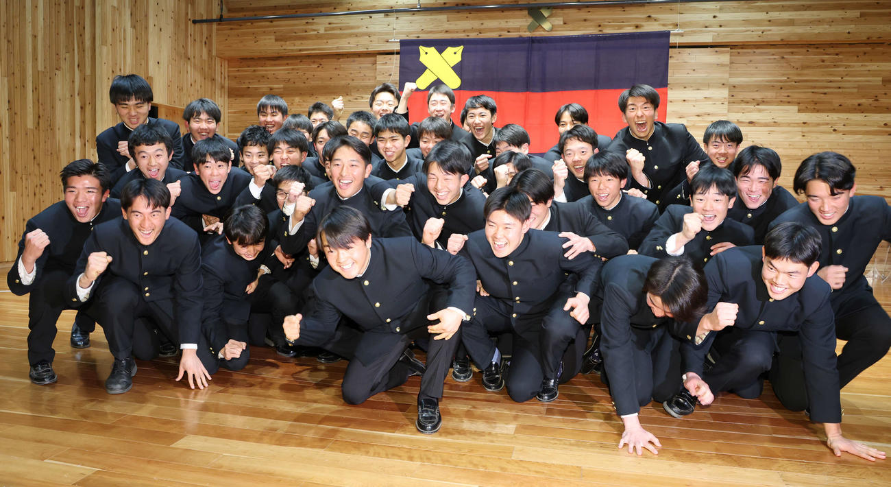 センバツ出場が決まり笑顔を見せる慶応の選手たち（撮影・宮地輝）