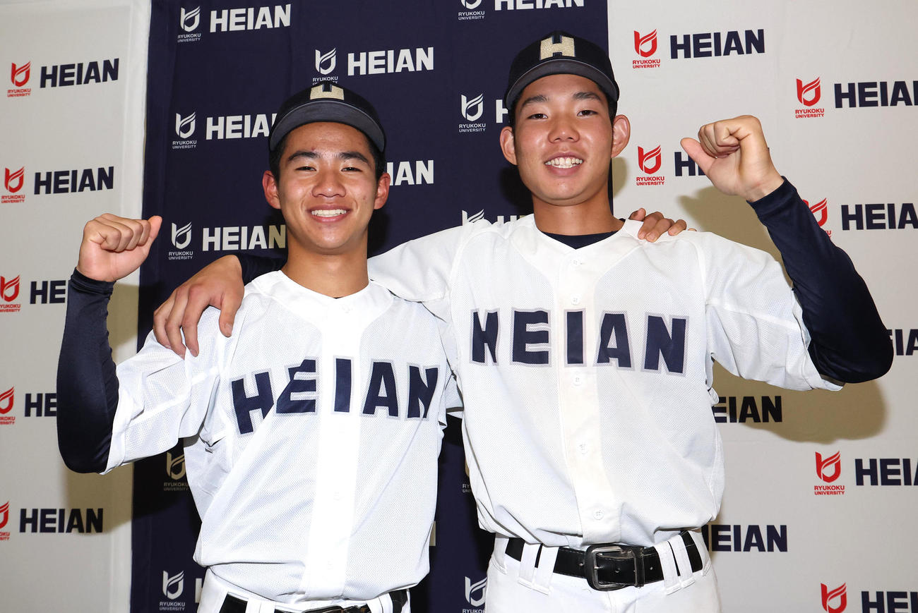 肩を組んでガッツポーズする桑江（左）と主将の山口（撮影・白石智彦）
