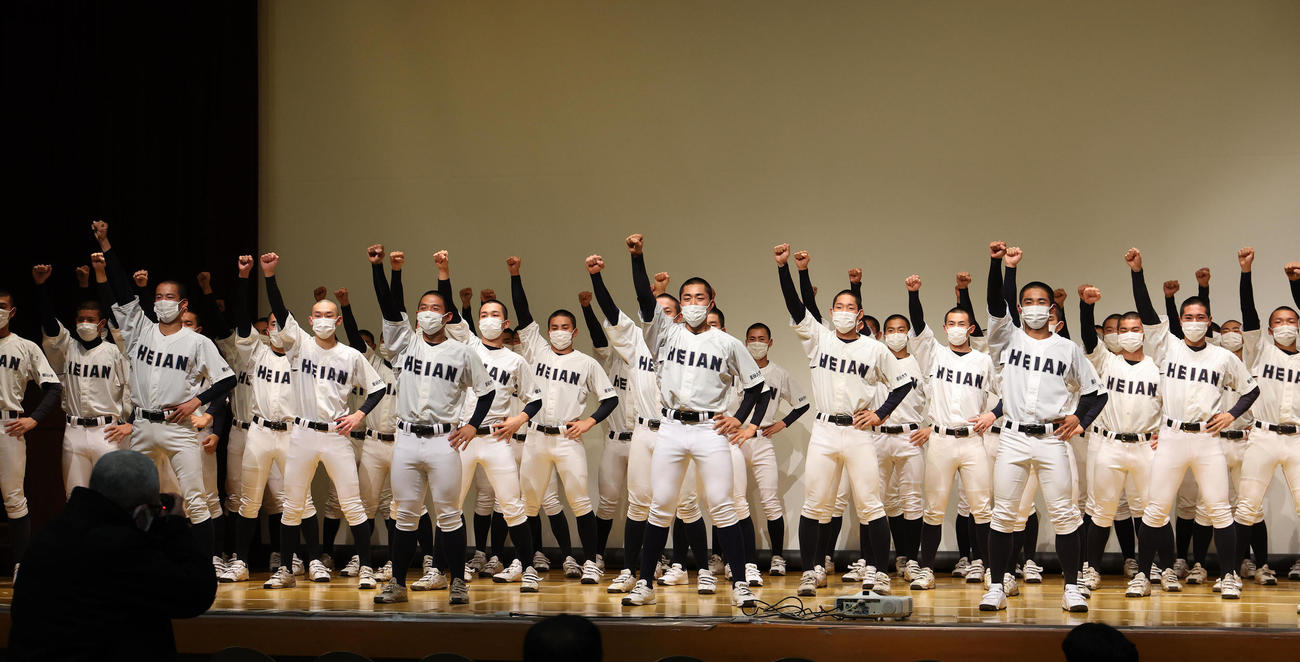 センバツ出場が決まり歓喜のジャンボリミッキー！を踊る龍谷大平安ナイン（撮影・白石智彦）