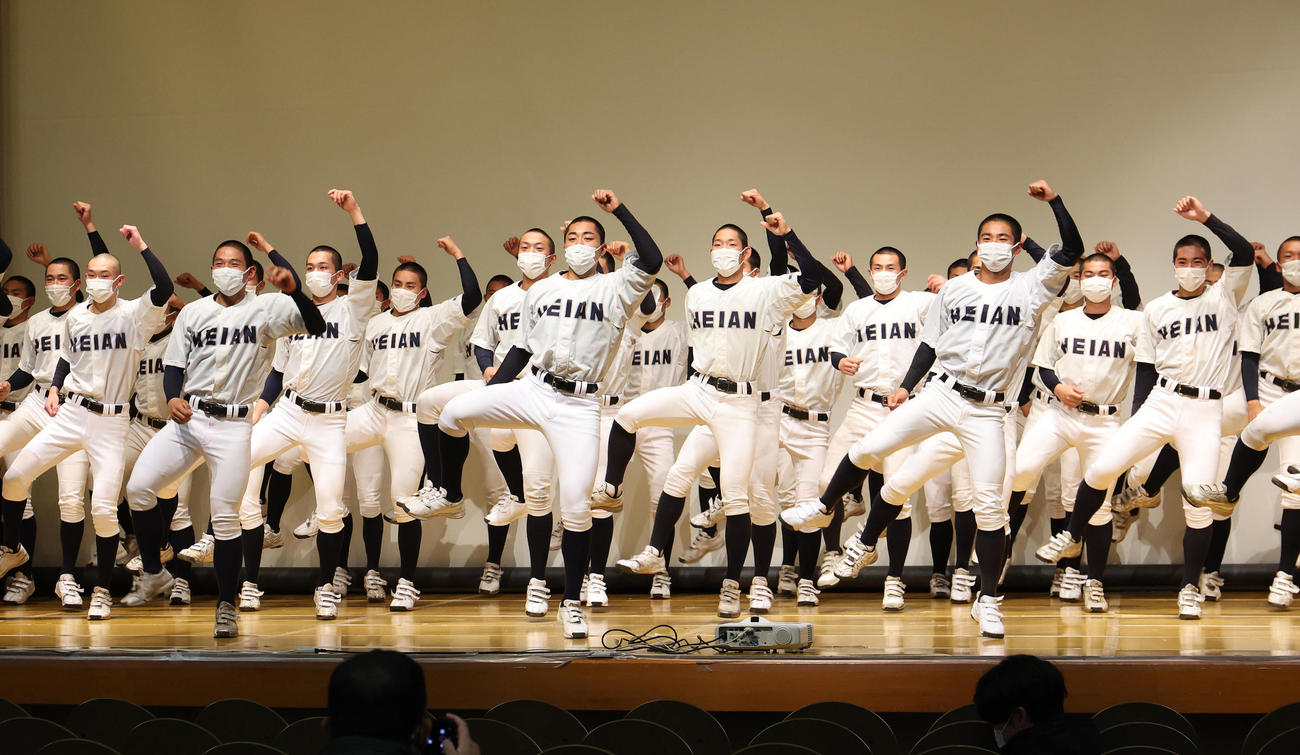 センバツ出場が決まり歓喜のジャンボリミッキー！を踊る龍谷大平安ナイン（撮影・白石智彦）