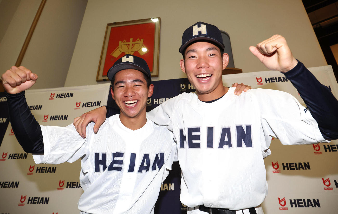 肩を組んでガッツポーズする桑江（左）と主将の山口（撮影・白石智彦）