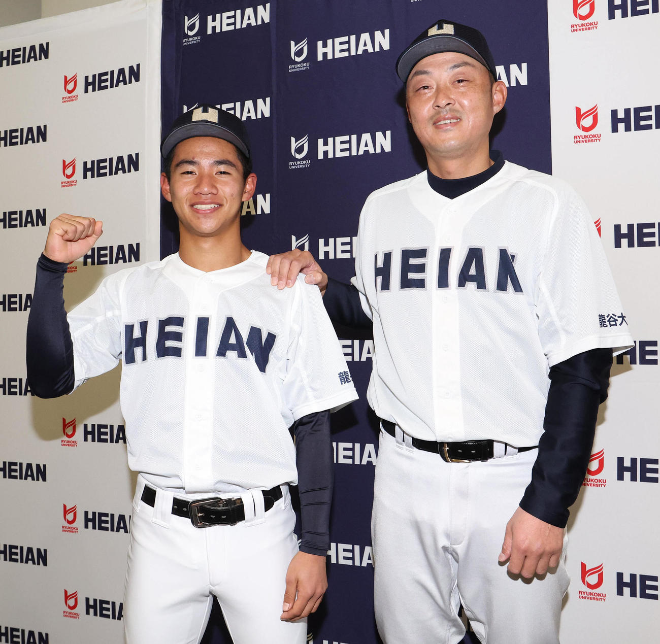 ガッツポーズする桑江（左）と川口コーチ（撮影・白石智彦）