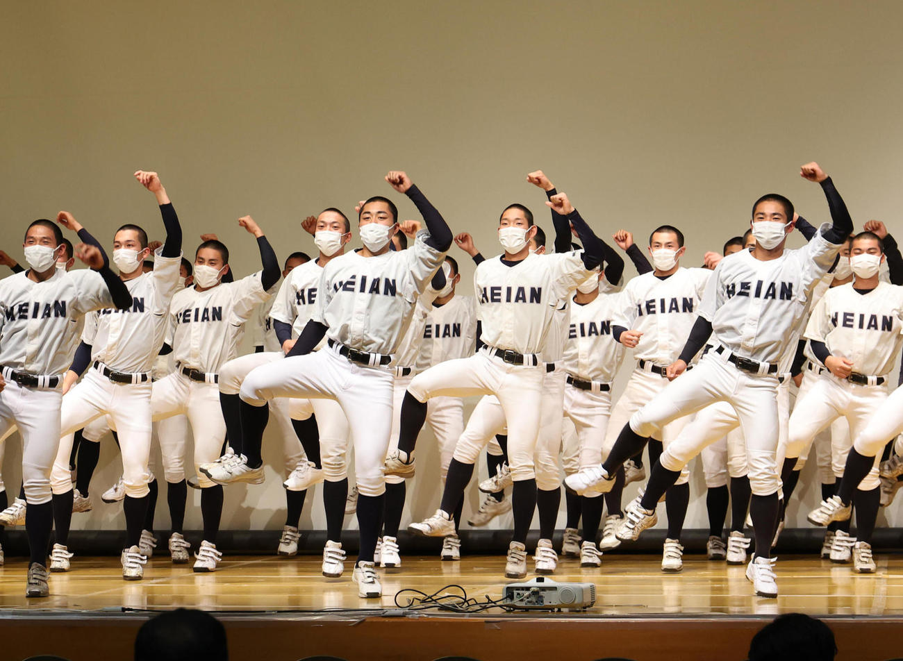 センバツ出場が決まり歓喜のジャンボリミッキー！を踊る龍谷大平安ナイン（撮影・白石智彦）