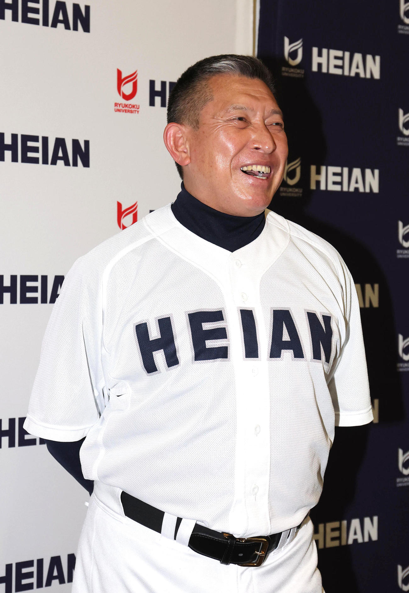 囲み取材で笑顔を見せる龍谷大平安・原田監督（撮影・白石智彦）