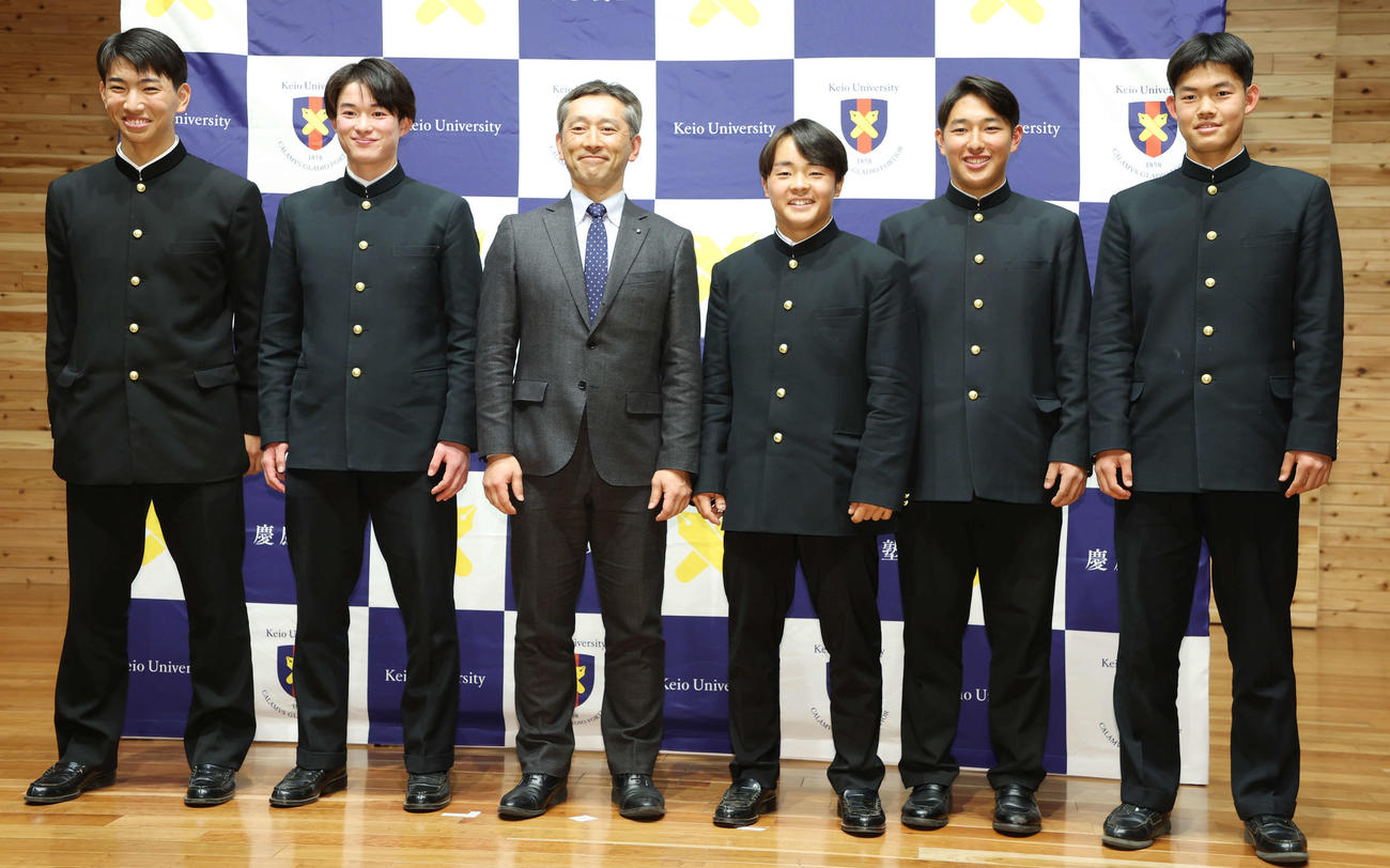センバツ出場が決まり笑顔を見せる慶応の選手たち。左から小宅、丸田、森林監督、大村主将、清原、松井（撮影・宮地輝）