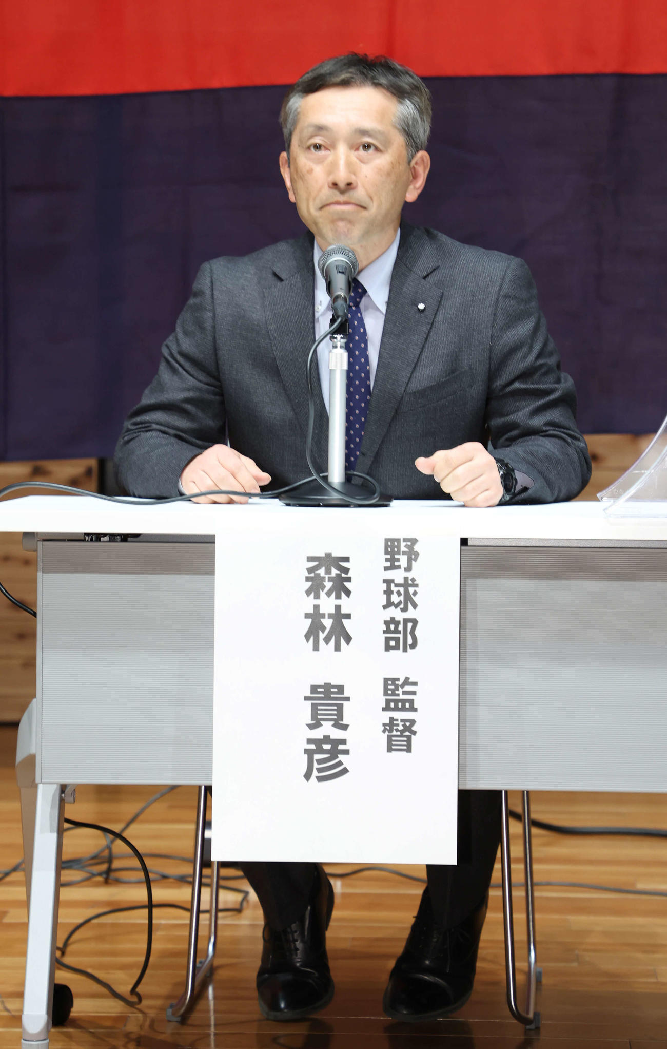 センバツ出場が決まり会見で抱負を語る慶応・森林監督（撮影・宮地輝）