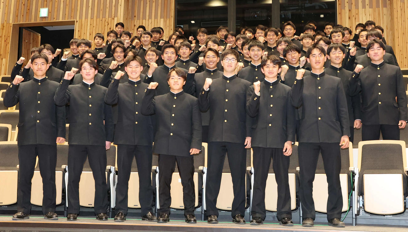 センバツ出場が決まりガッツポーズする慶応の選手たち（撮影・宮地輝）