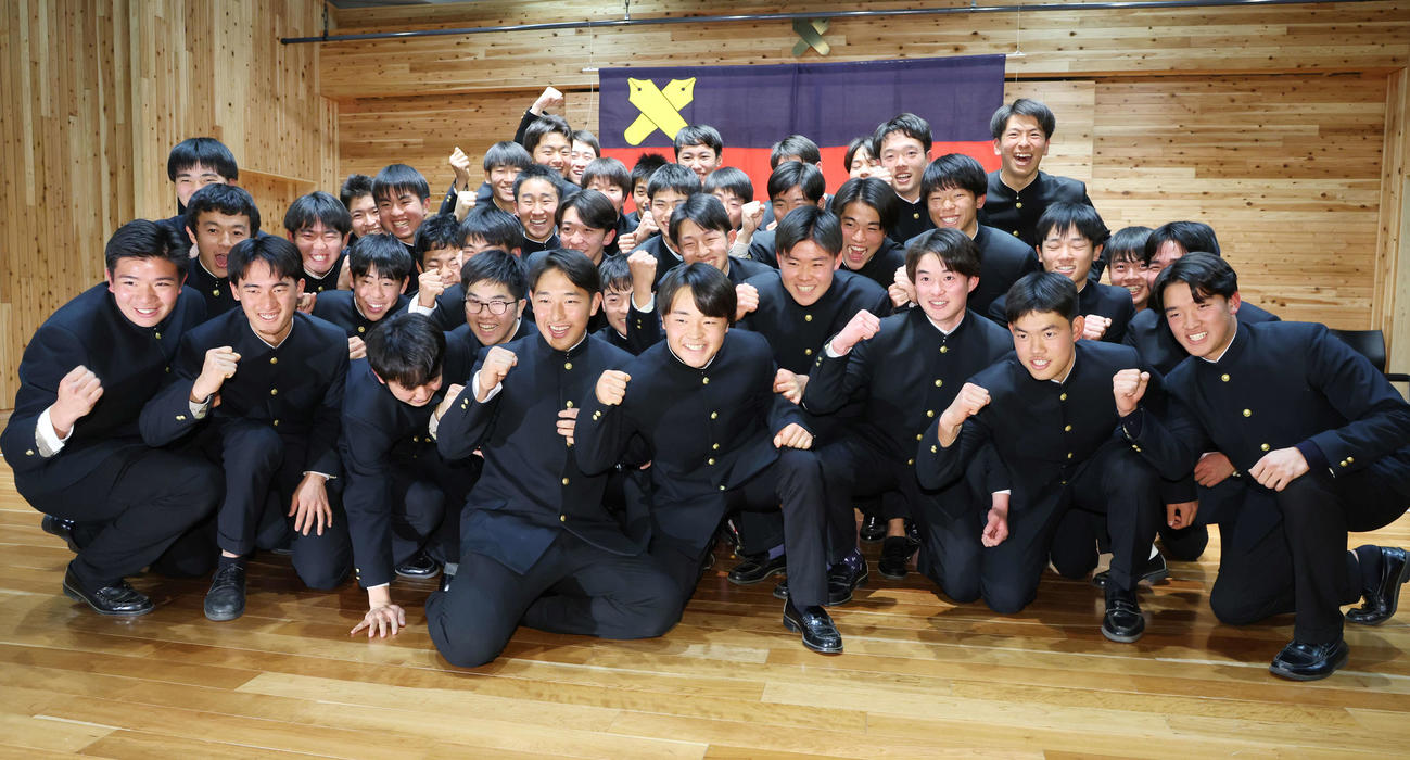 センバツ出場が決まり笑顔を見せる慶応の選手たち（撮影・宮地輝）
