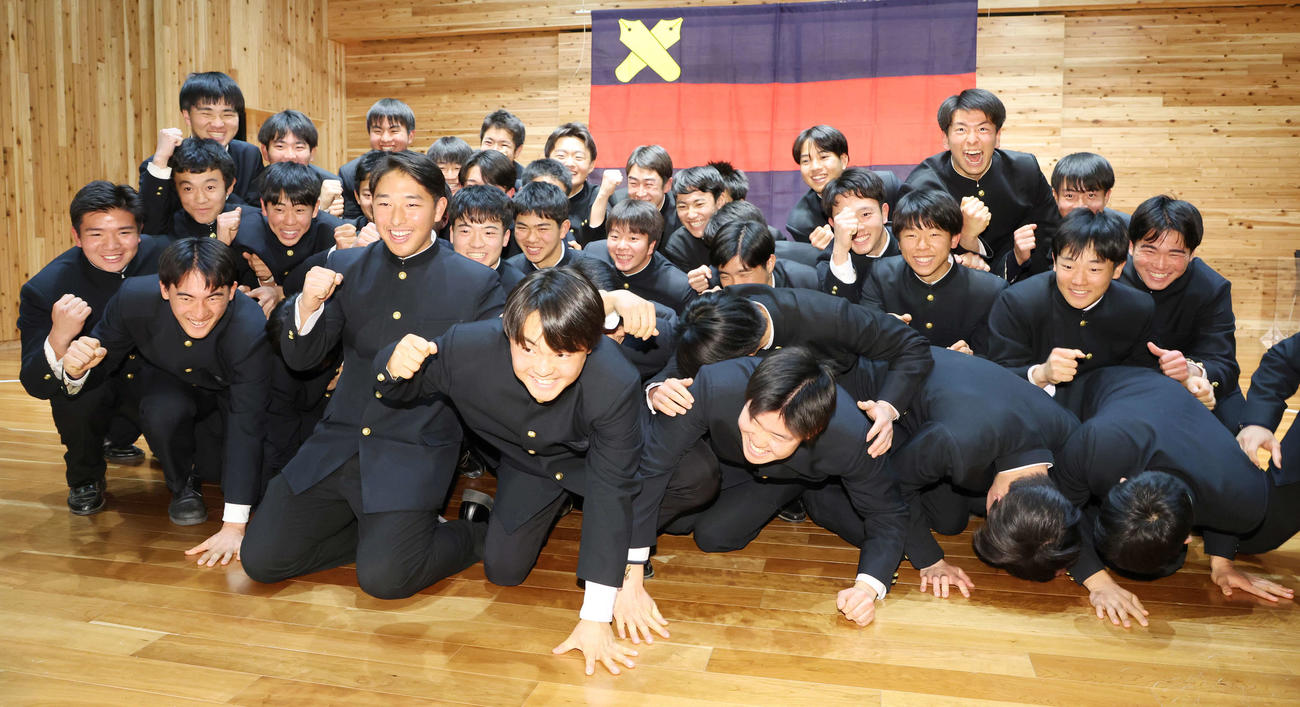 センバツ出場が決まり笑顔を見せる清原（前列左から3人目）ら慶応の選手たち（撮影・宮地輝）