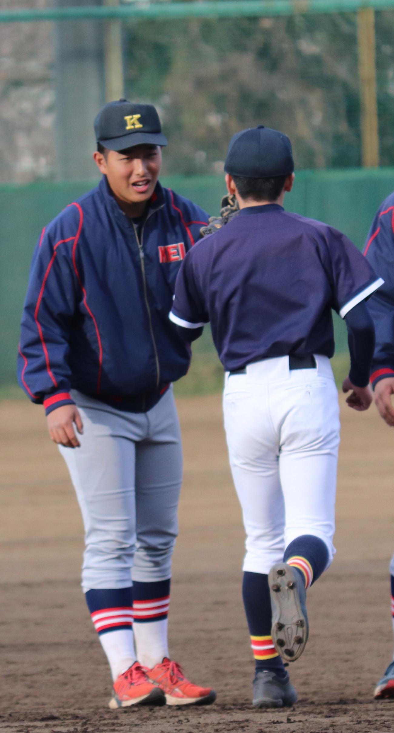 「甲子園夢プロジェクト」の合同練習会で指導する慶応・清原（撮影・星夏穂）