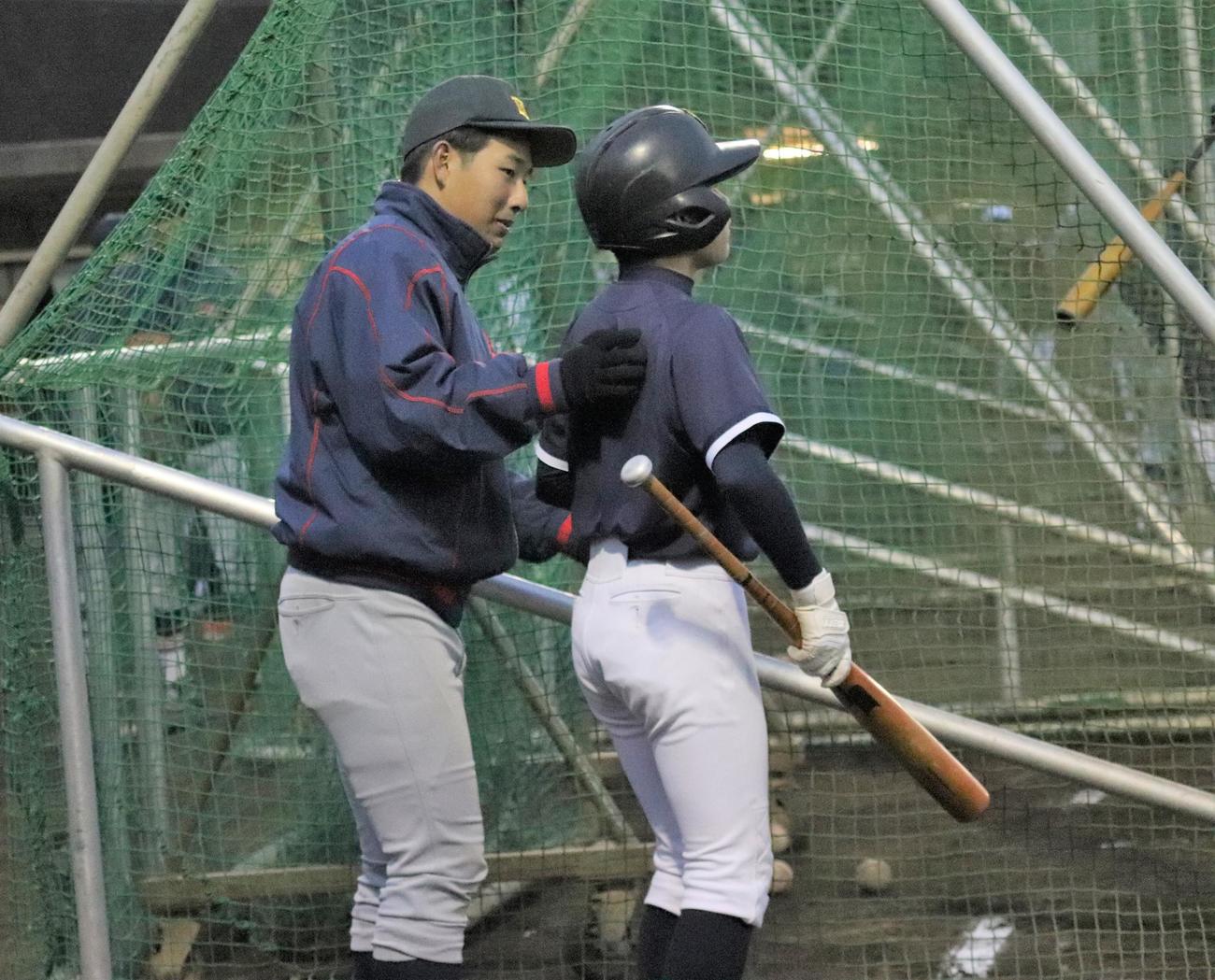 「甲子園夢プロジェクト」の合同練習会で中学生に優しく声をかける慶応・清原（撮影・星夏穂）