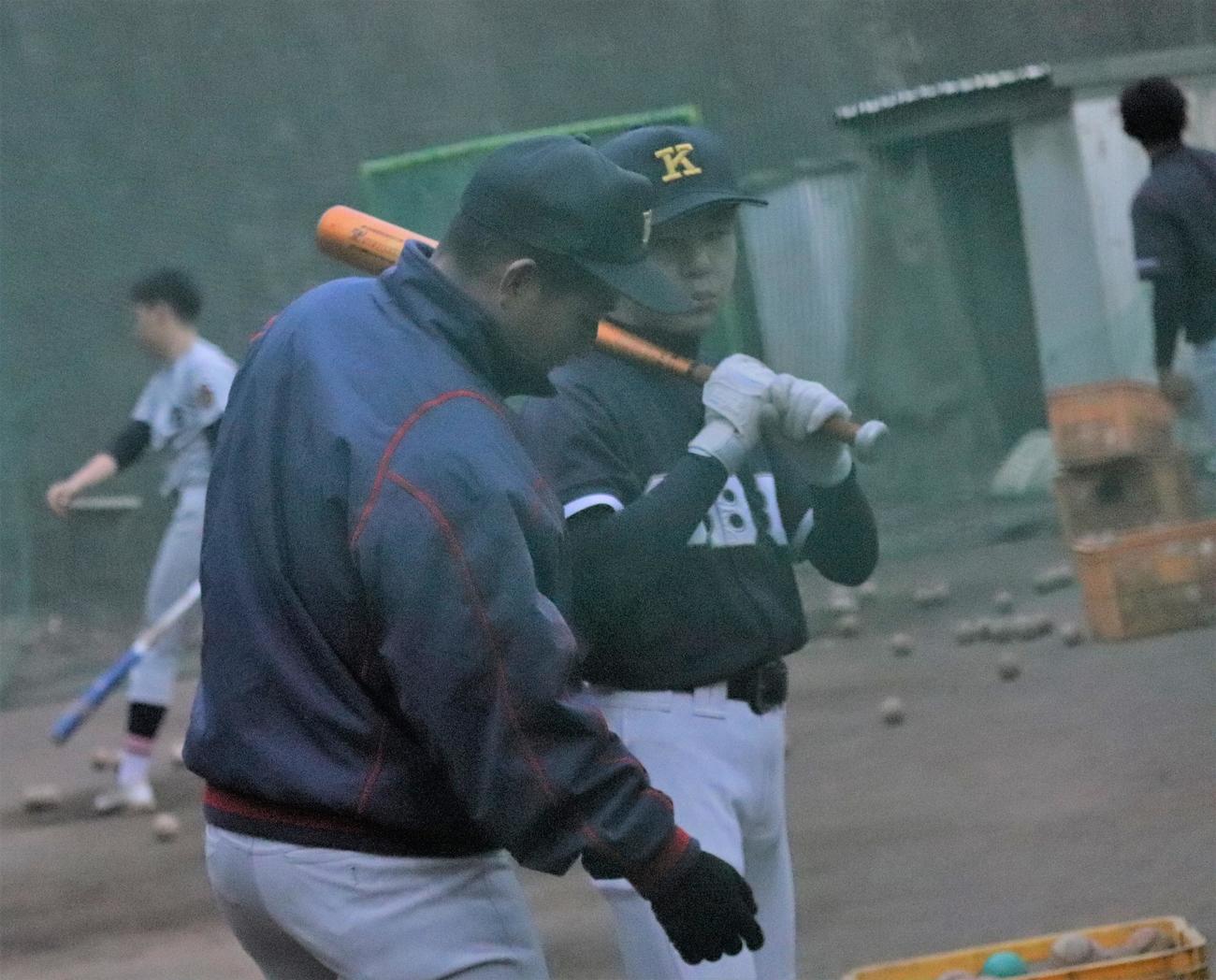 「甲子園夢プロジェクト」の合同練習会でバッティングの指導をする慶応・清原（撮影・星夏穂）