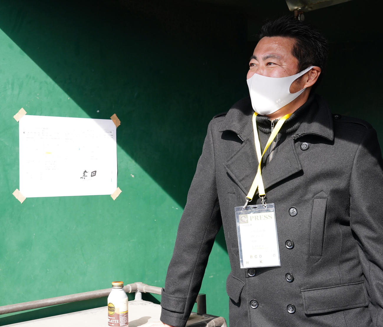 巨人2軍練習を見つめる上原氏（23年2月1日撮影）