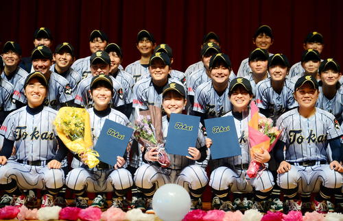 東海大静岡翔洋女子硬式野球部、涙と笑いの「卒部式」　同好会からスタート１期生３人