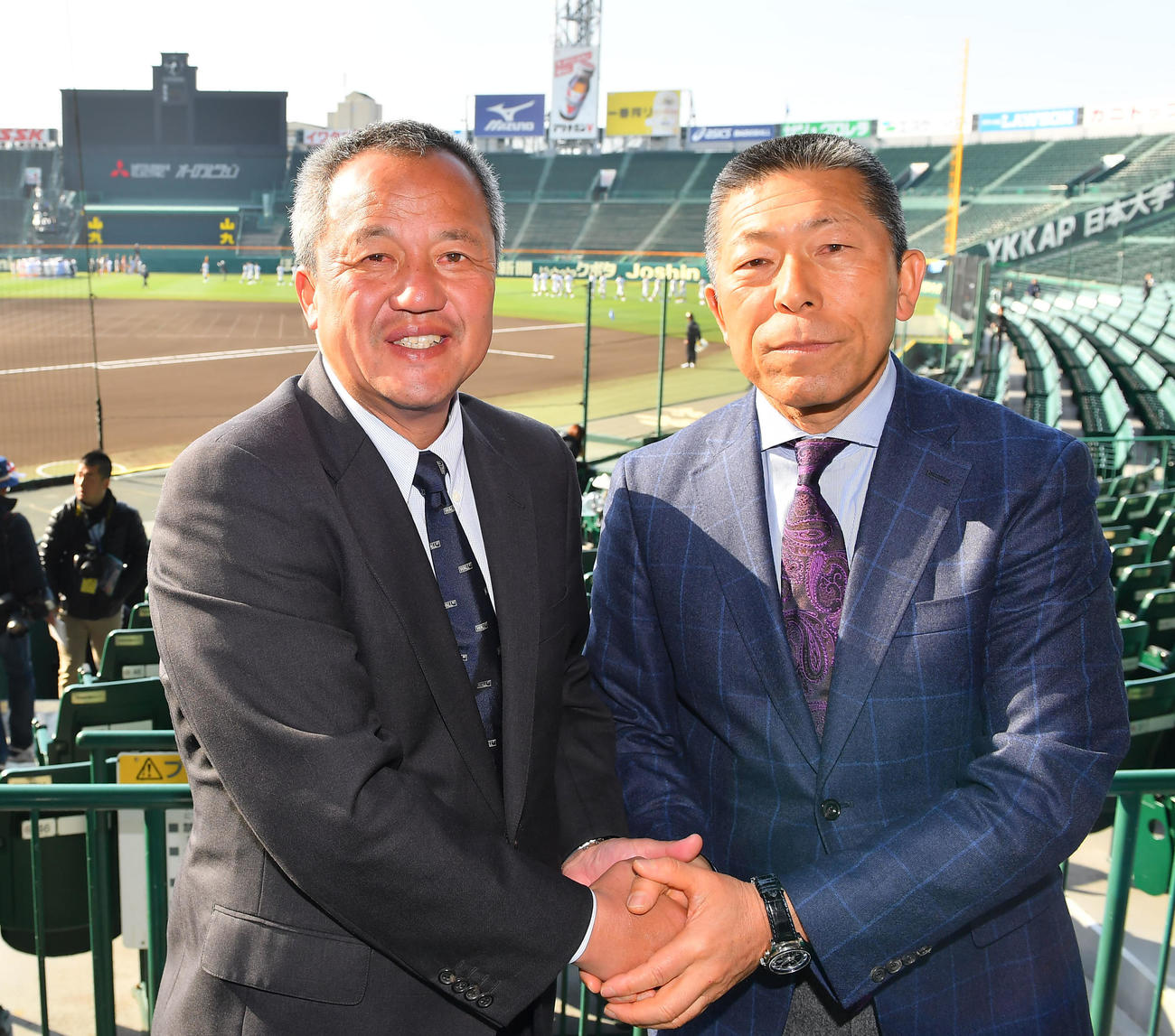 17年3月、握手を交わして健闘を誓う履正社・岡田監督（左）と日大三・小倉監督