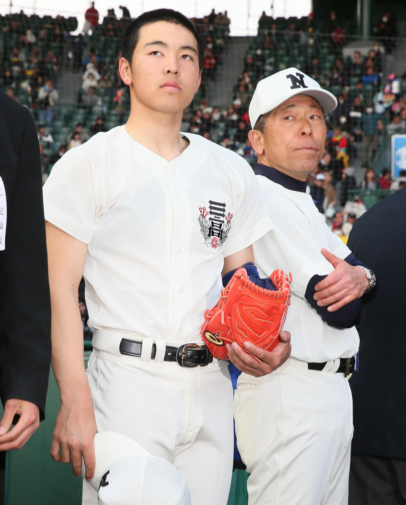 17年3月、第89回選抜高校野球選手権　初戦敗退し、悔しそうな表情をみせる日大三・桜井周斗。左は小倉全由監督