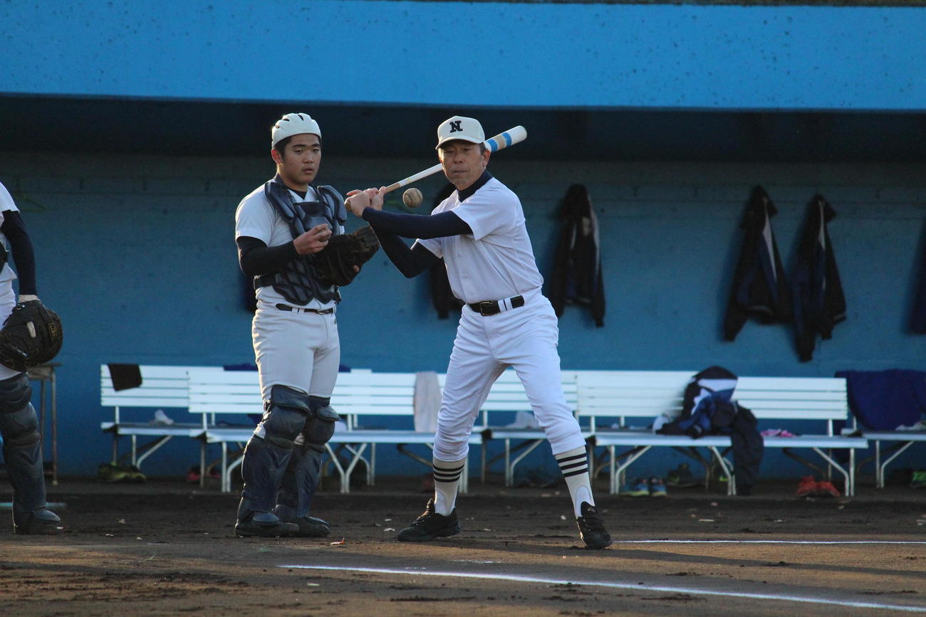 17年12月、練習でノックを打つ日大三・小倉全由監督