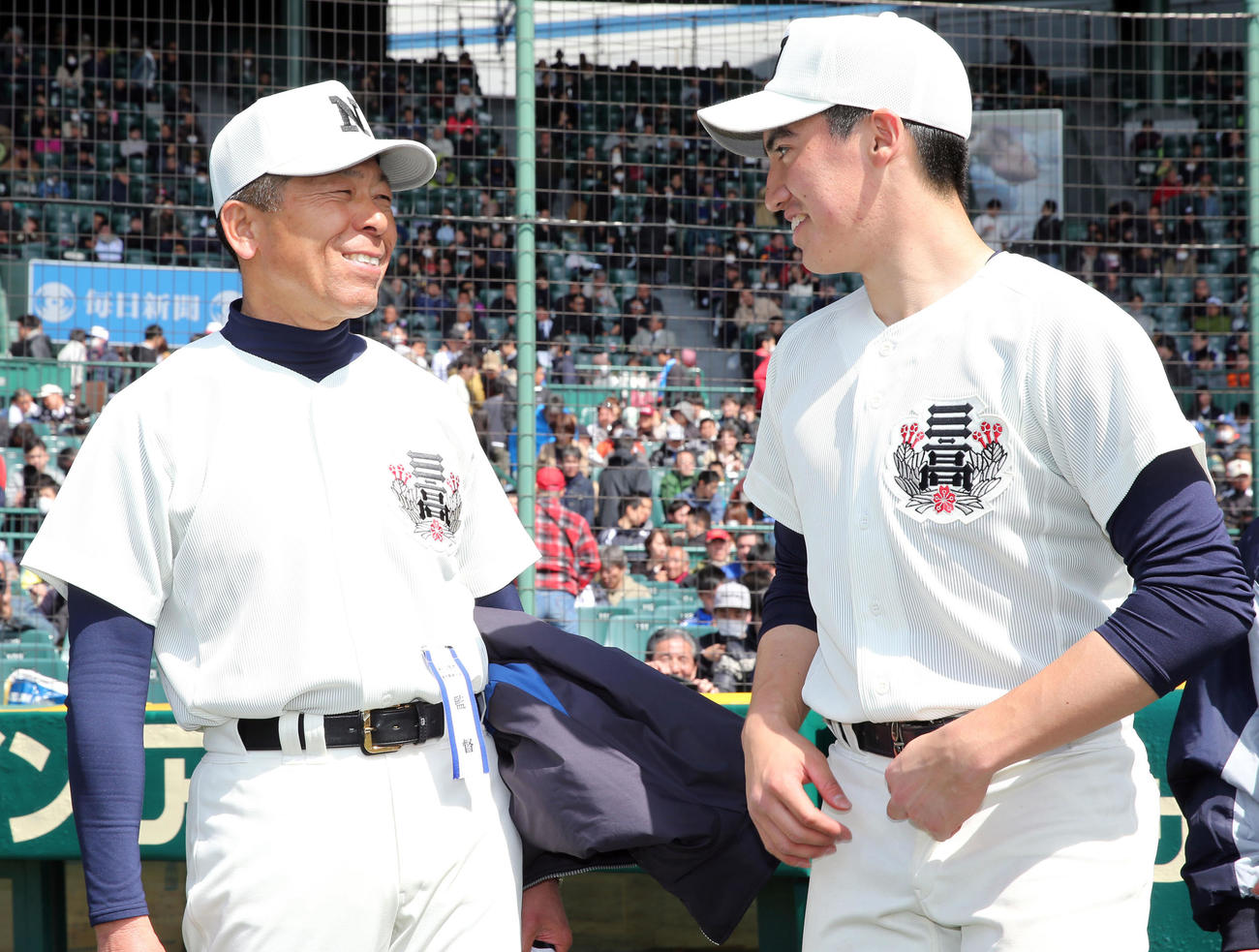 18年3月、第90回選抜高校野球選手権　初戦突破し、日大三・日置航主将（右）に笑顔を見せる小倉全由監督