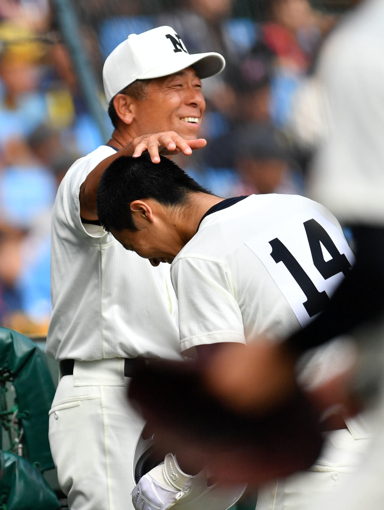 18年8月、第100回全国高校野球選手権2回戦　9回表日大三2死二塁、左越え2点本塁打を放った高木（手前）を笑顔で迎える小倉監督