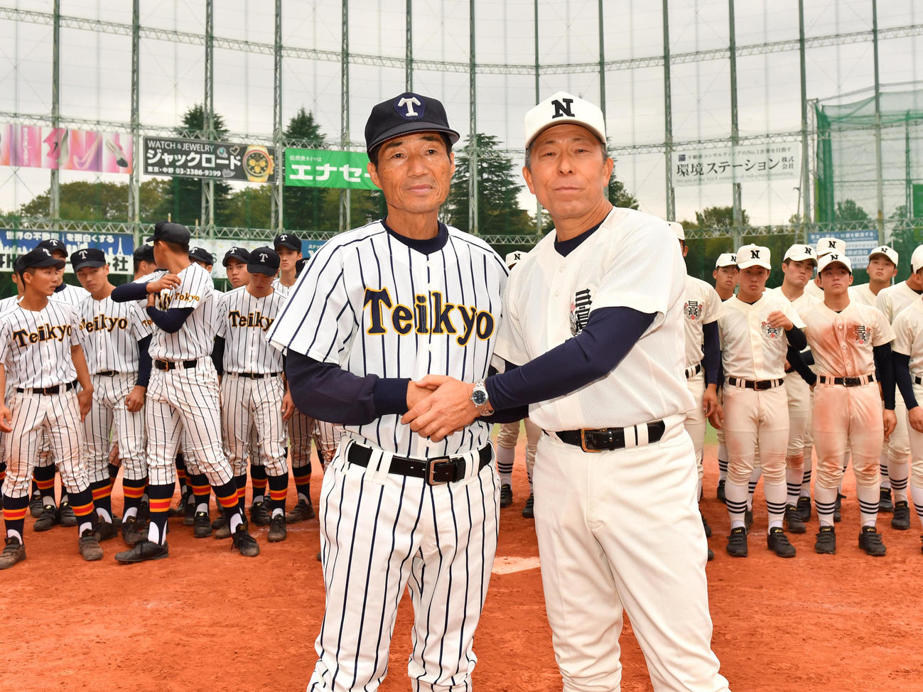 19年11月、秋季都大会準々決勝の帝京対日大三戦の後、握手する帝京・前田監督（左）と日大三・小倉監督