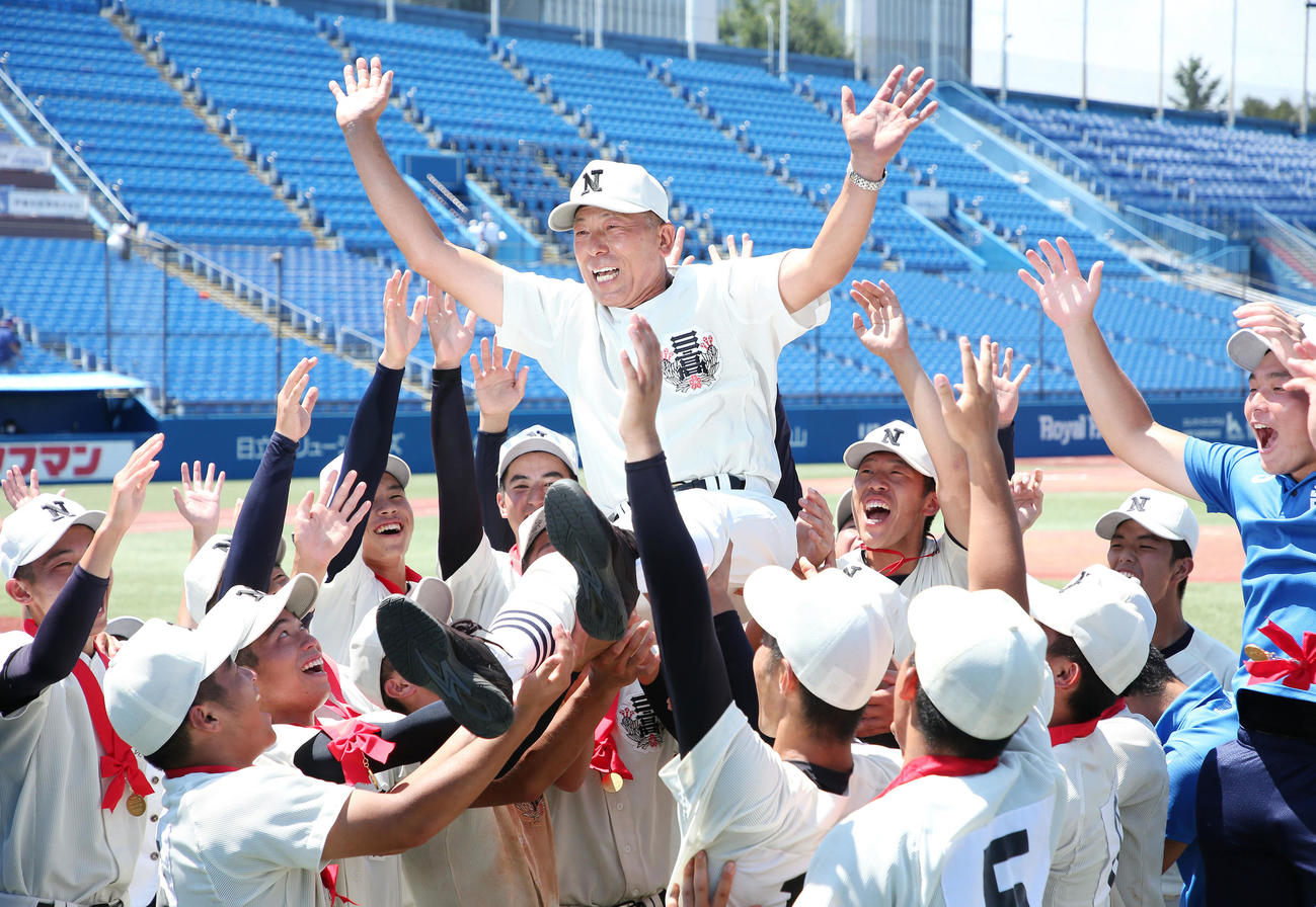 22年7月、第104回全国高校野球西東京大会決勝　4年ぶりの甲子園出場を決め胴上げされる日大三・小倉監督