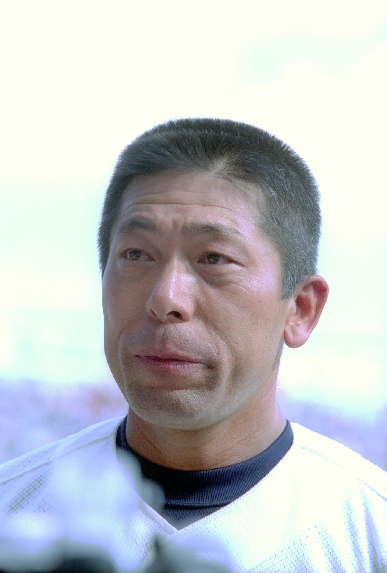 01年8月、夏の甲子園で優勝インタビューを受ける日大三・小倉監督