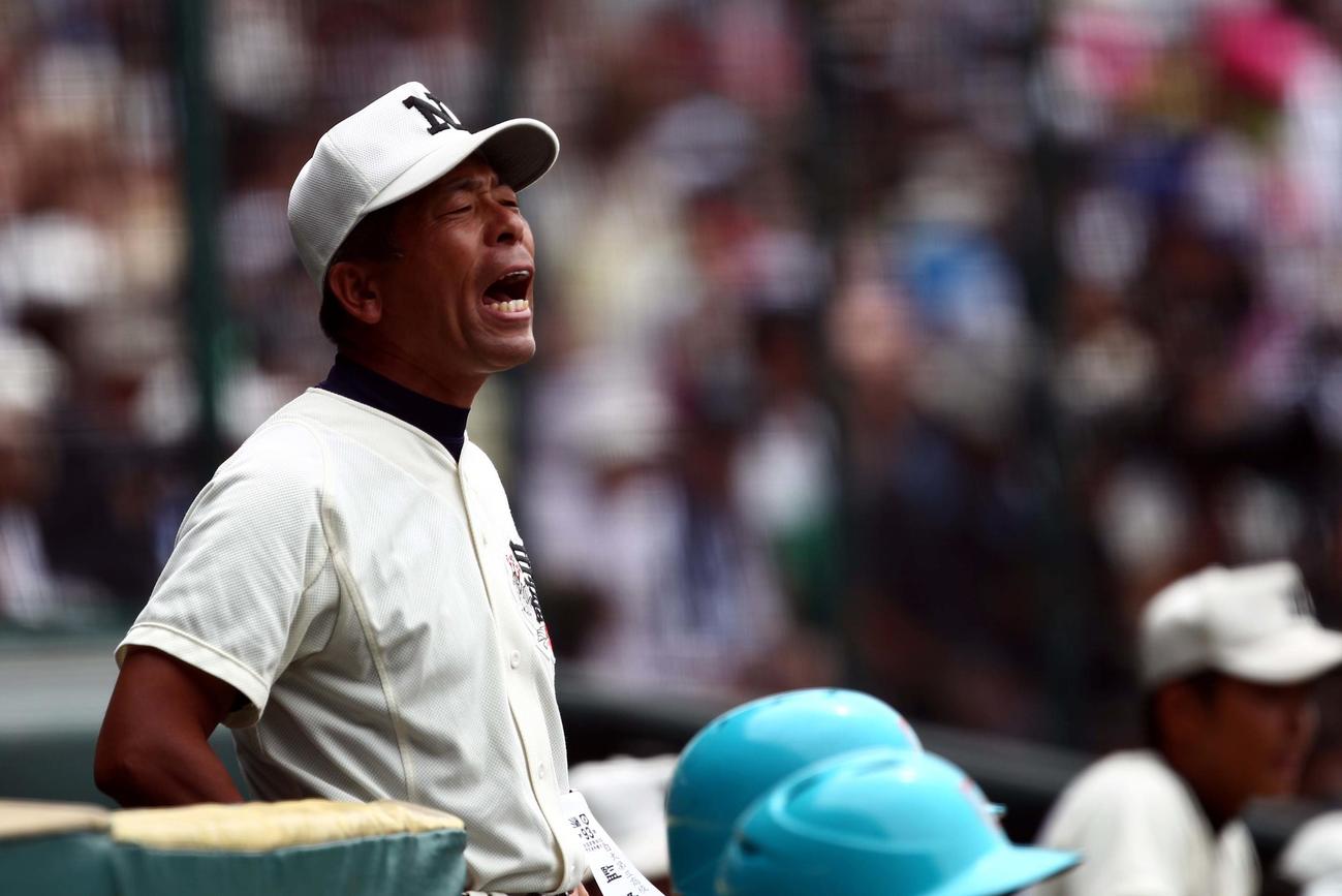 11年8月、第93回全国高校野球選手権決勝　ベンチから大声で指示を出す日大三・小倉監督