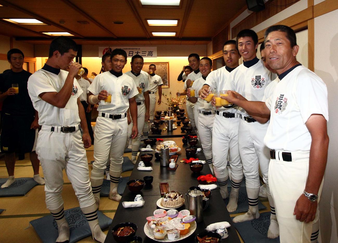 11年8月、夏の甲子園祝勝会で畔上主将、吉永らナインと乾杯する小倉監督