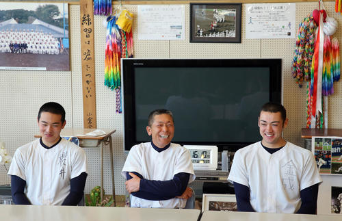 17年1月、センバツ出場を決め、会見で笑顔を見せる日大三の、左から桜井主将、小倉監督、金成