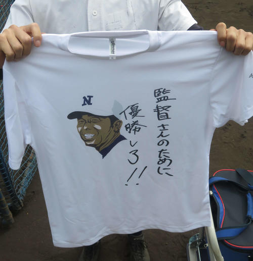 17年3月、ロッテ吉田、関谷から寄贈された、小倉監督の似顔絵入りの甲子園出場記念Tシャツ