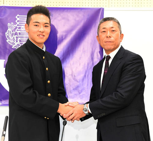 17年10月、DeNAから5位指名された日大三・桜井（左）は小倉監督と握手を交わす